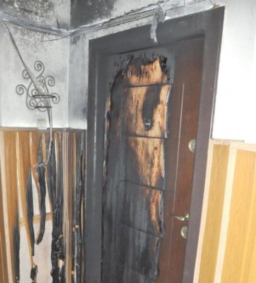 Poliţiştii au un suspect în cazul incendiului pus intenţionat la uşa unui apartament
